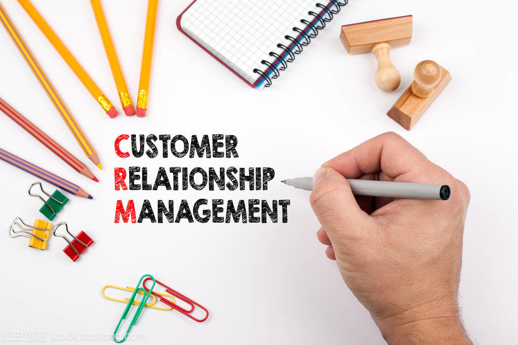 客戶關系管理。白色辦公桌上的各種項目